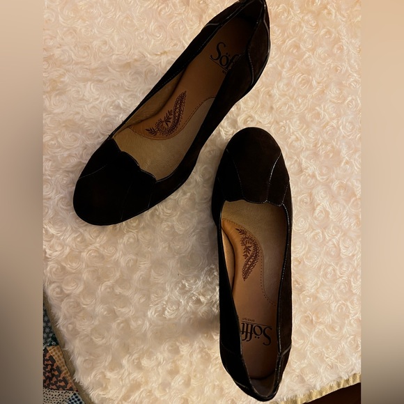 New in box. Suede chocolate brown heels. Scalloped edges in front and back. - Picture 7 of 9